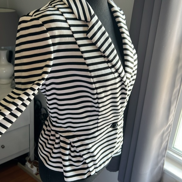 ELLE Black & White Striped Stretch Blazer Jacket Women’s Small. gently used - Picture 3 of 6